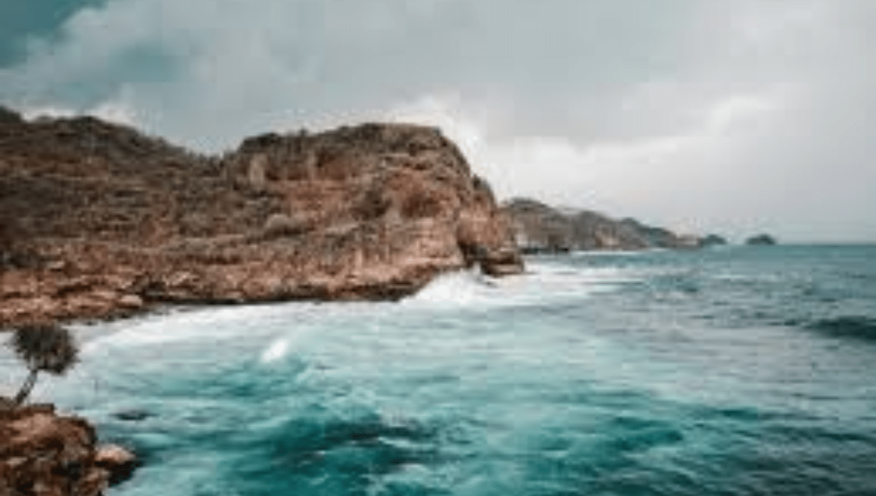 Pesona Pantai Banyu
