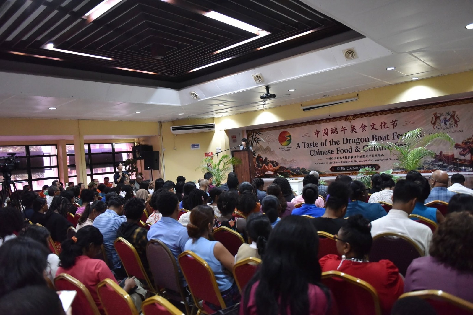 Ilustrasi festival perahu naga untuk artikel Festival Perahu Naga di University of Guyana Kumpulkan Hampir…