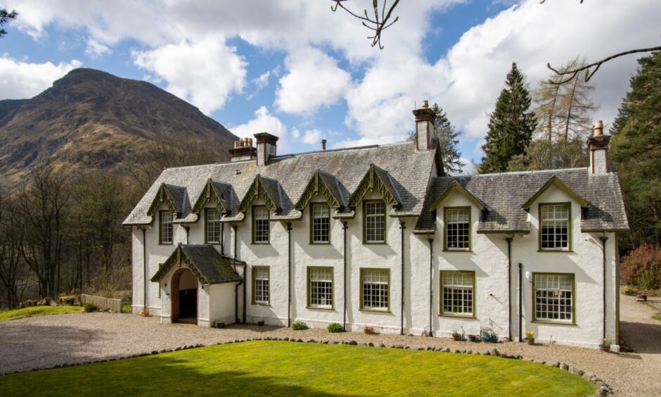 Ilustrasi glen doll lodge untuk artikel Glen Doll Lodge dijual seharga £875,000 di Angus Glens