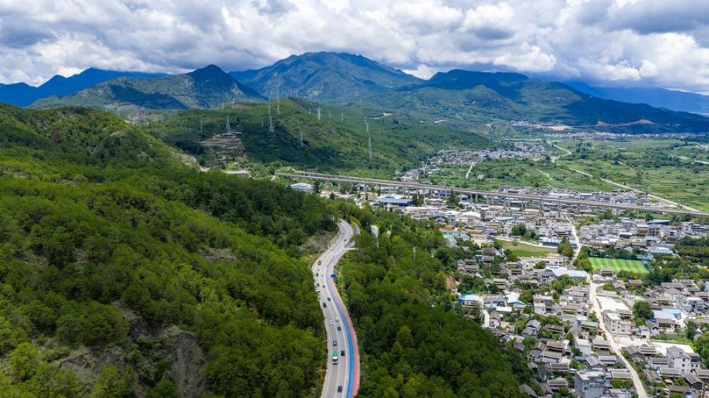 Jalan Yunnan-Xizang 50 Tahun, Jadi Koridor Wisata Ilustrasi jalan yunnan-xizang untuk artikel Jalan Yunnan-Xizang 50 Tahun: Dari Jalur Terpencil Jadi Koridor…